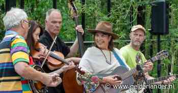 The Oldtime Stringband treedt op in Oosterbeek