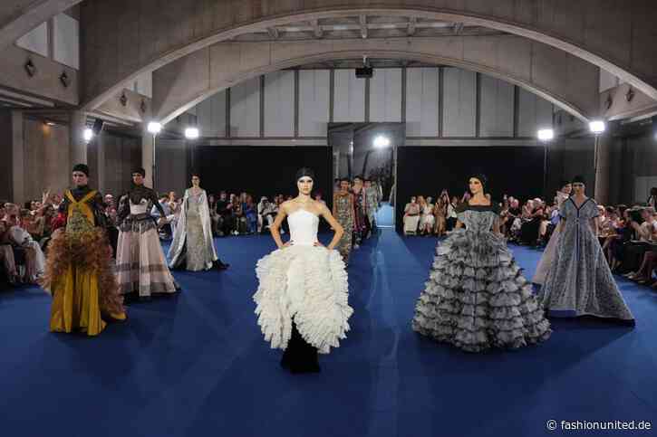 Pariser Haute Couture: Zwischen Mabilles Wende-Designs, Germaniers Schmucksteinen und Armanis dunkler Eleganz