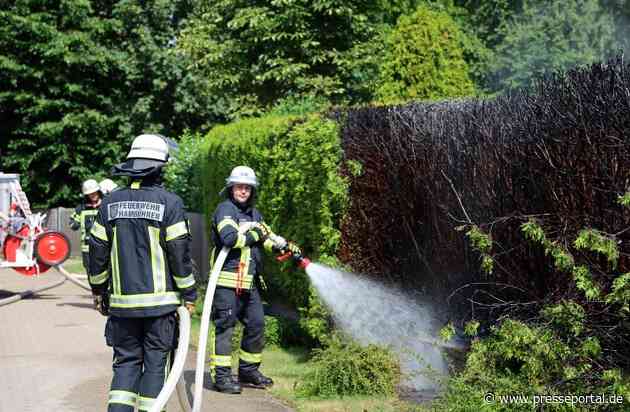 FW Hambühren: Unkraut abflammen? Keine gute Idee! - Feuerwehr Hambühren rückt zu Heckenbrand aus