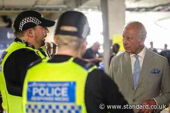 King meets police officers who dealt with Bedfordshire train crash