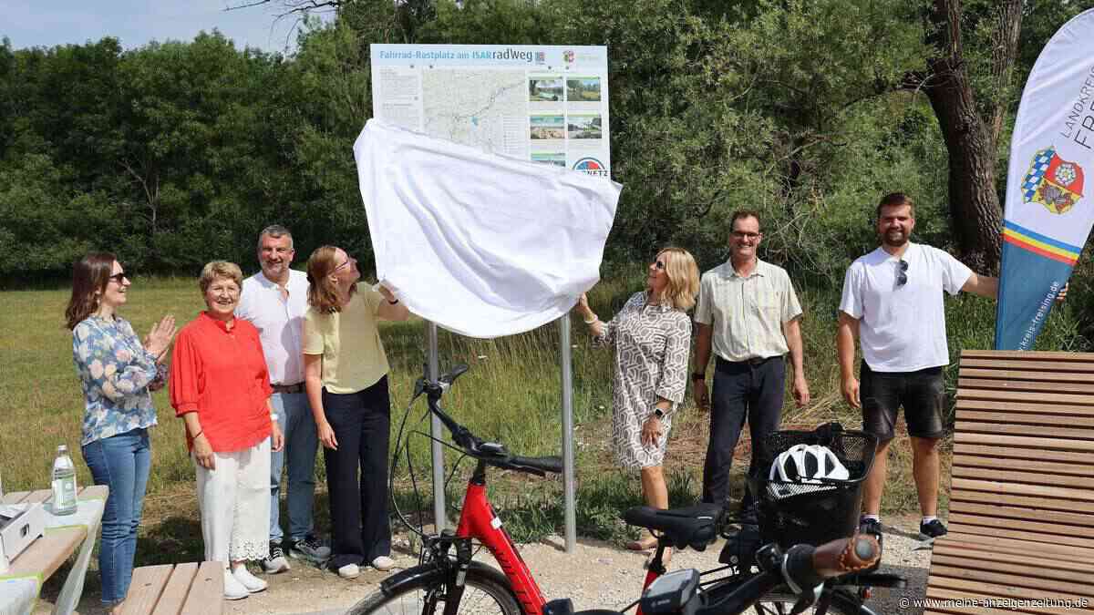 Radraststätte an Isarradweg bei Hangenham eröffnet – mit Liege und Servicestation