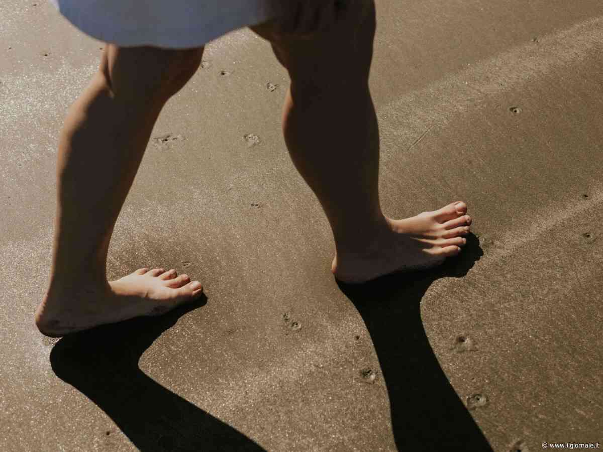 Beach walking, perché camminare sulla sabbia fa bene