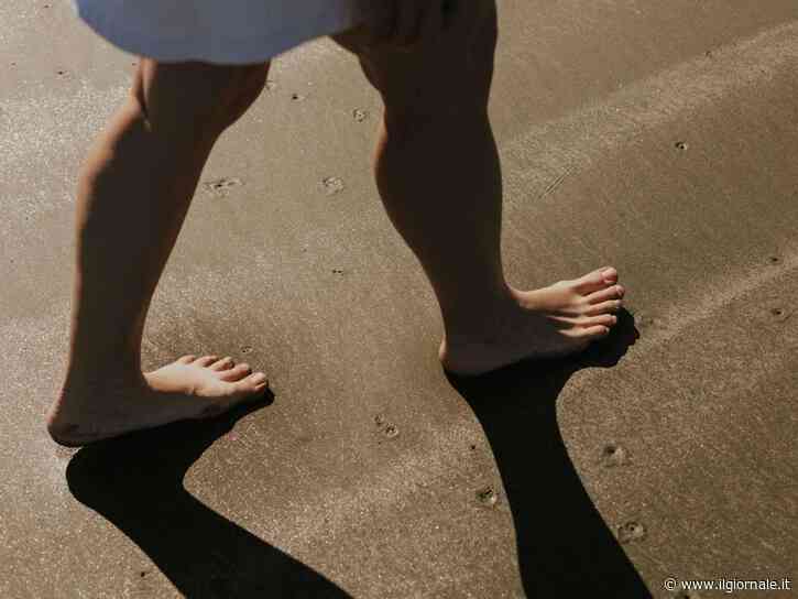 Beach walking, perché camminare sulla sabbia fa bene