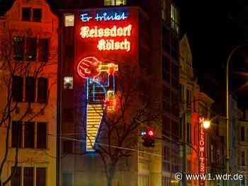 Fotoband über Neonleuchtreklamen
