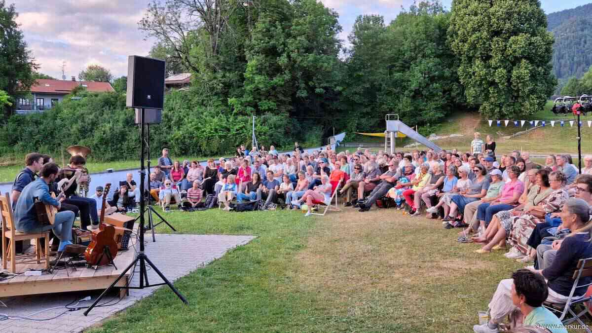 „Maxjoseph" spielt vor vielen Zuschauern in oberbayerischem Freibad