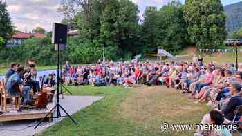 „Maxjoseph" spielt vor vielen Zuschauern in oberbayerischem Freibad