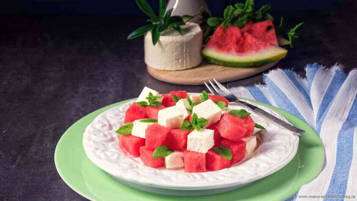Wassermelonen-Salat mit Feta und Oliven: Erfrischende Hauptmahlzeit im Sommer