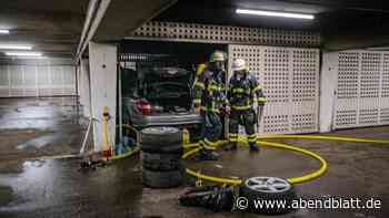 Feuer in Tiefgarage: Zwei Autos brennen – Feuerwehr mit Großaufgebot im Einsatz