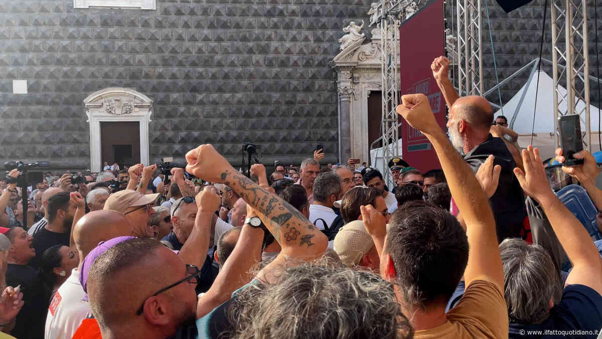 Tensioni all’evento del campo largo a Napoli: disoccupati “7 novembre” tentano di occupare il palco. La protesta al grido di “lavoro, lavoro”