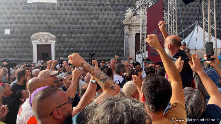 Tensioni all’evento del campo largo a Napoli: disoccupati “7 novembre” tentano di occupare il palco. La protesta al grido di “lavoro, lavoro”