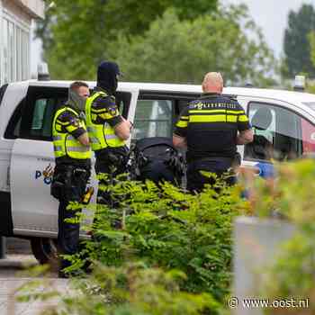 Grondstoffen voor drugsproductie gevonden in Deventer: één verdachte aangehouden