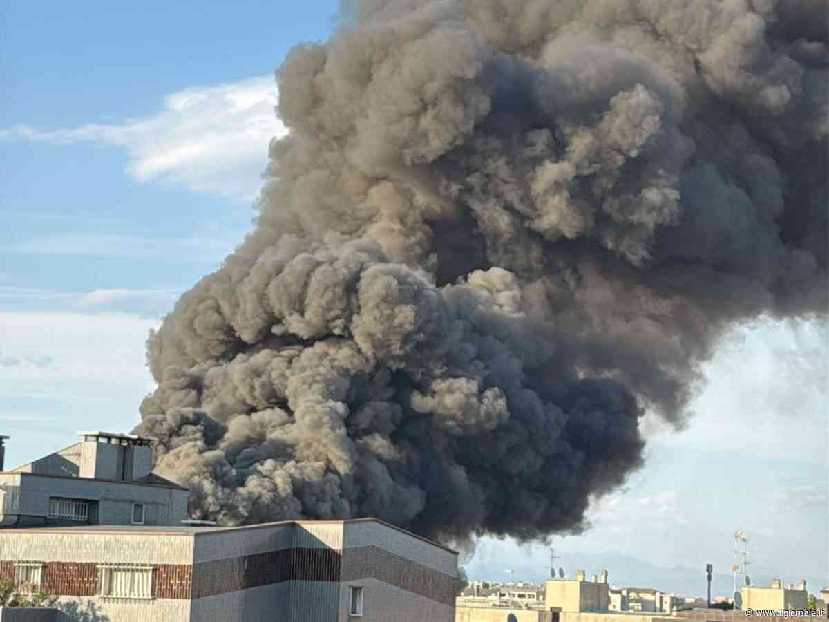Incendio in un deposito Bartolini di Milano
