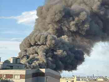 Incendio in un deposito Bartolini di Milano