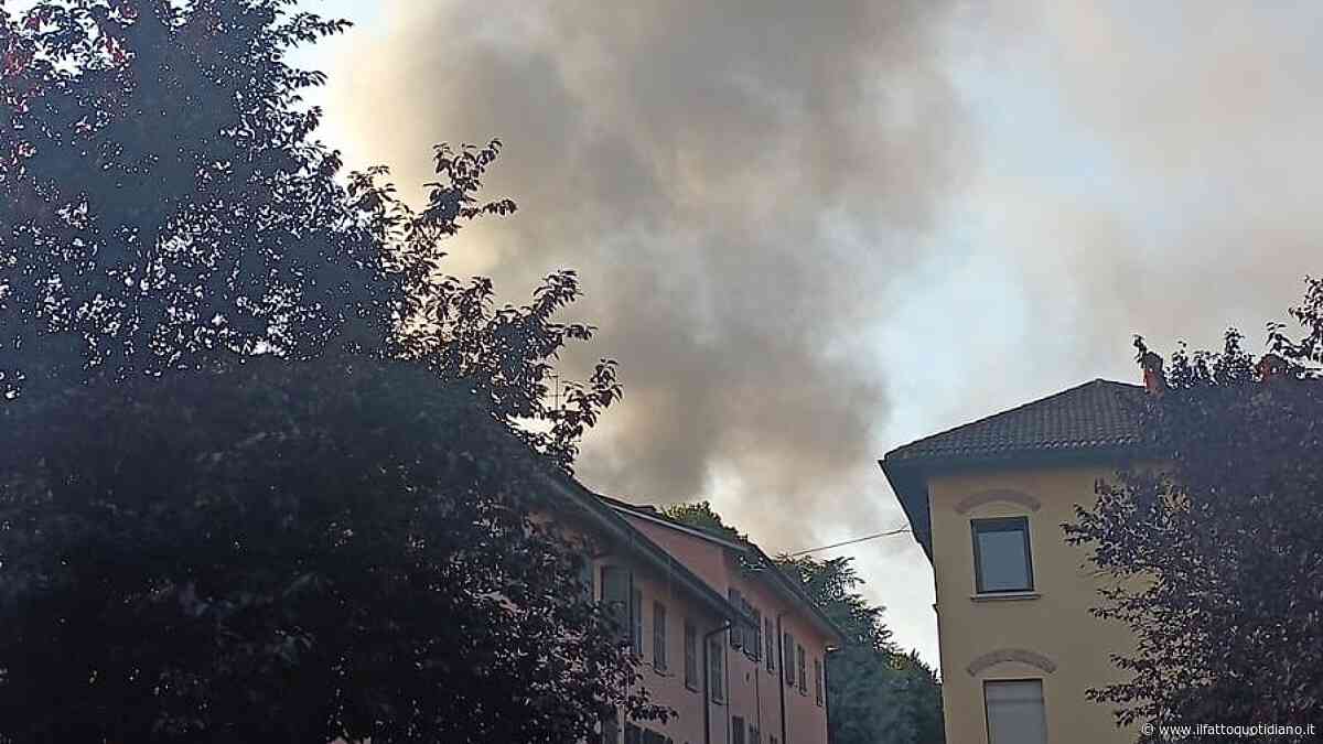 Incendio in un capannone di Milano: Vigili del fuoco al lavoro, fumo visibile da diversi chilometri