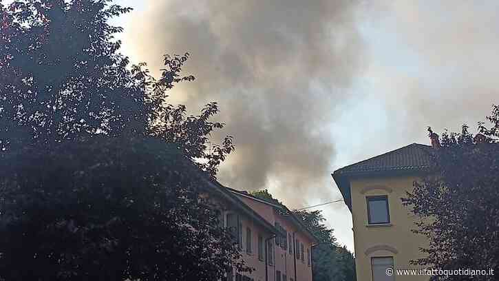 Incendio in un capannone di Milano: Vigili del fuoco al lavoro, fumo visibile da diversi chilometri
