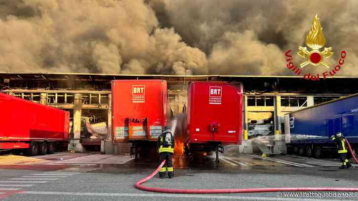 Incendio in un capannone della Bartolini di Milano: Vigili del fuoco al lavoro, fumo visibile da diversi chilometri
