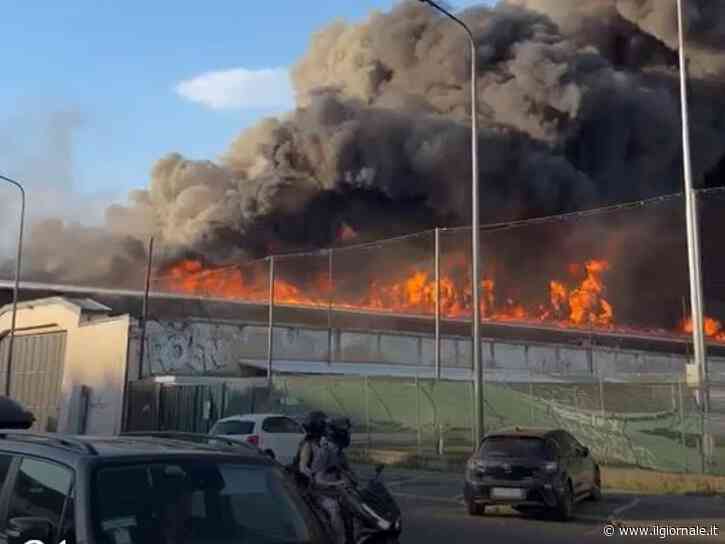 Incendio in un deposito Bartolini di Milano, esplosioni e fumo
