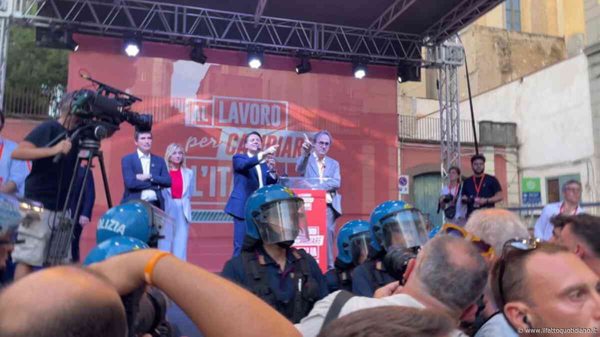Interrotto il comizio del centrosinistra dagli attivisti di Potere al Popolo. La mediazione di Conte: “Non facciamo decreti per impedirvi di parlare”