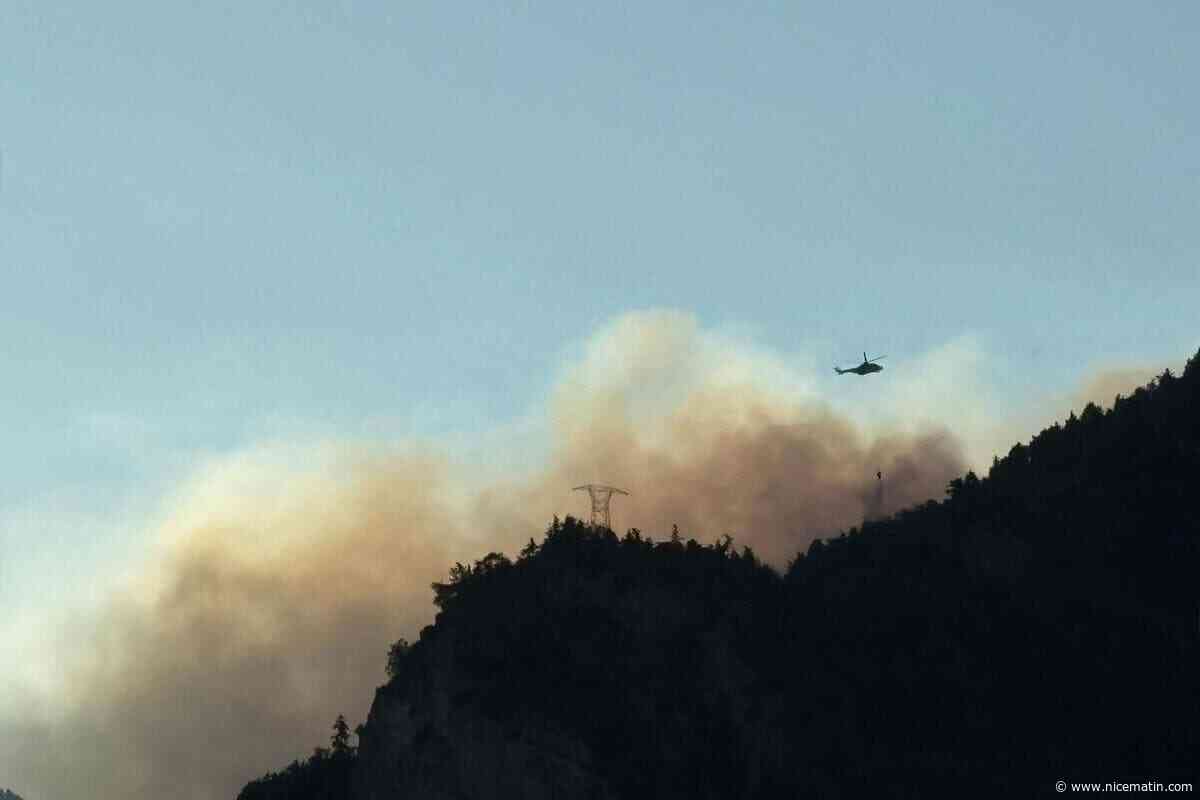 Un feu de forêt sous surveillance depuis plusieurs jours a repris ces dernières heures dans l’arrière-pays de Nice, les pompiers à pied d’œuvre