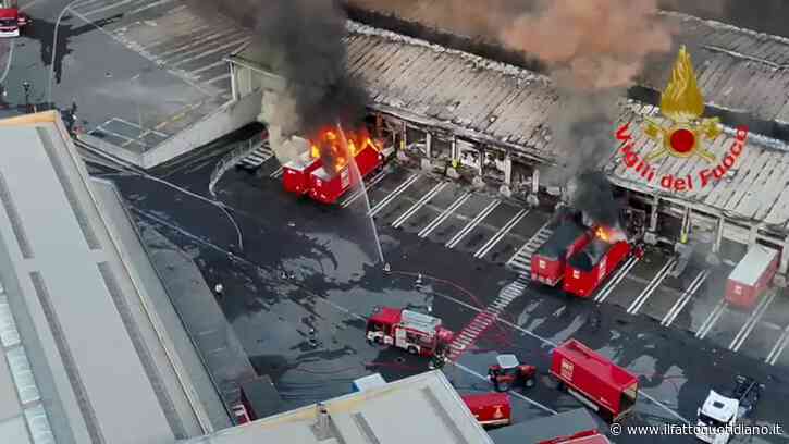 Maxi incendio nel deposito Bartolini di Milano: le immagini dall’alto. Il Comune invita a chiudere le finestre