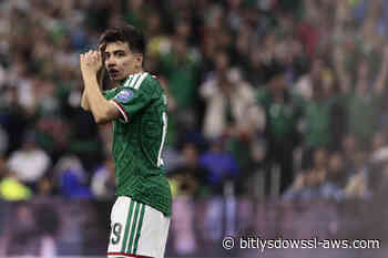 Mexicano Gilberto Mora se graduó del bachillerato luego de ser el más joven del Mundial