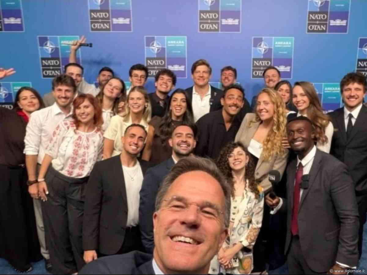 Il selfie di Rutte con gli influencer della GenZ