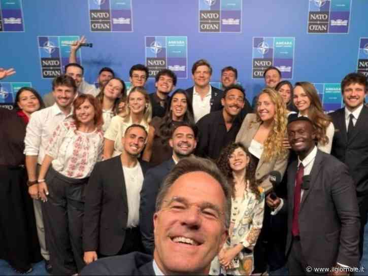 Il selfie di Rutte con gli influencer della GenZ