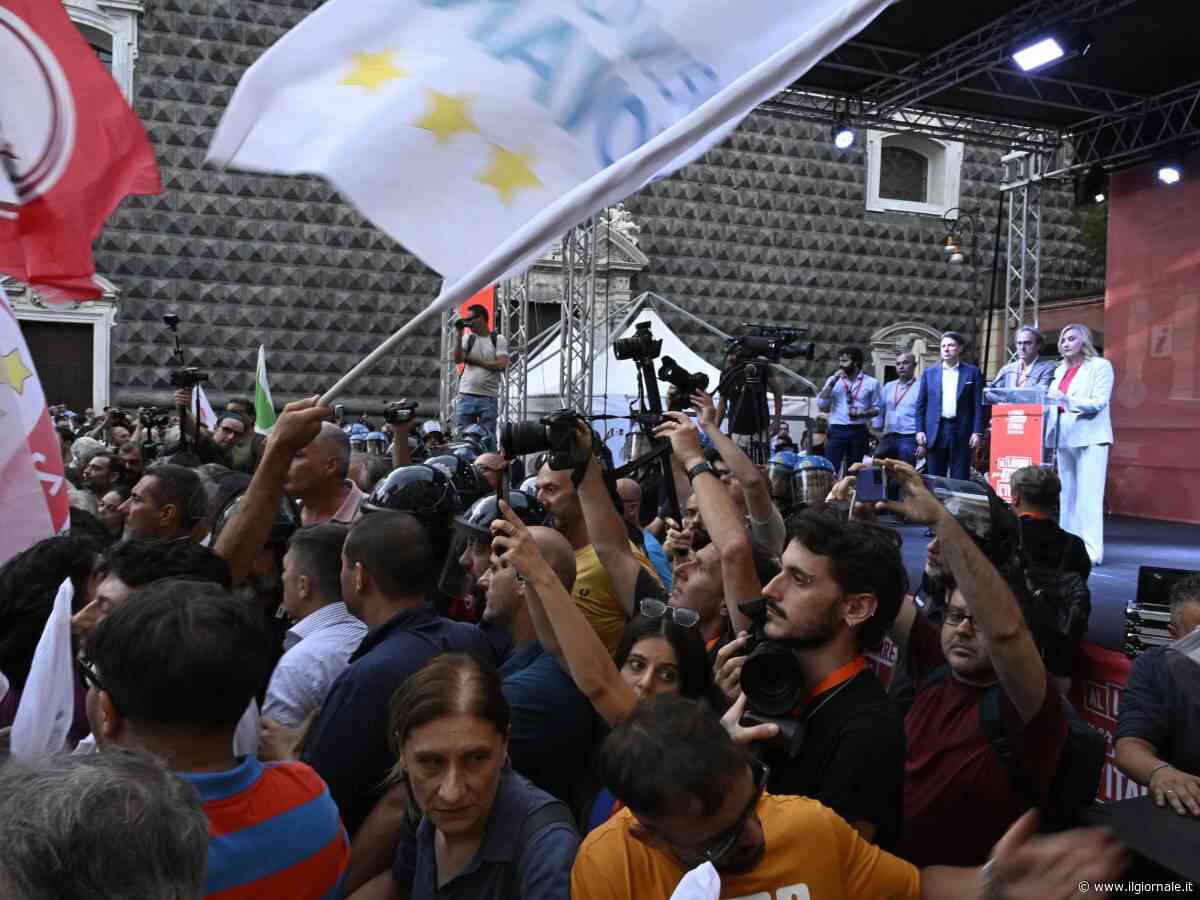 "Vergogna, fuori". Potere al popolo manda in tilt la piazza del campo largo a Napoli. La solidarietà della Meloni ai leader contestati