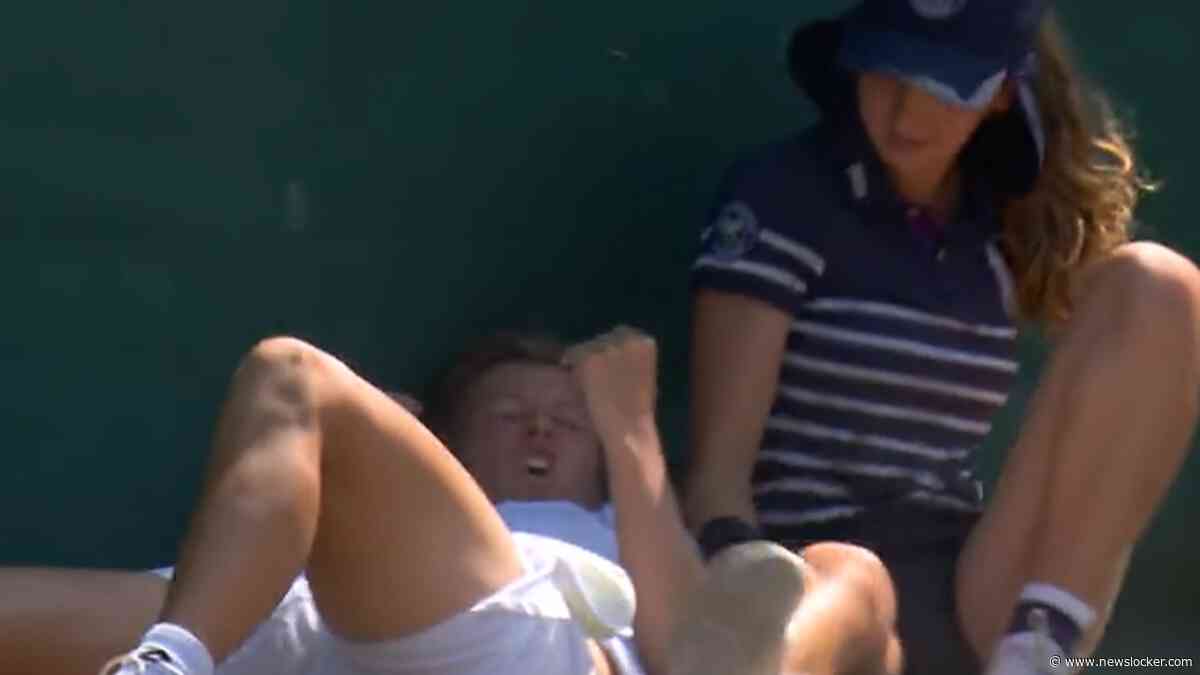 Demi Schuurs belandt versuft op de grond na keiharde botsing met ballenkind op Wimbledon