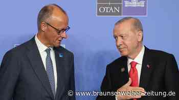 Nato-Gipfel: Erdogan schenkte Friedrich Merz scharfen Revolver mit Munition