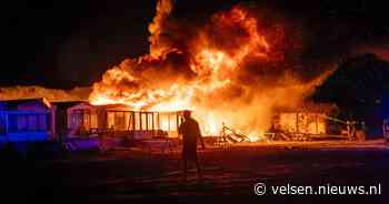 Meerdere strandhuisjes verwoest door uitslaande brand op strand Velsen-Noord