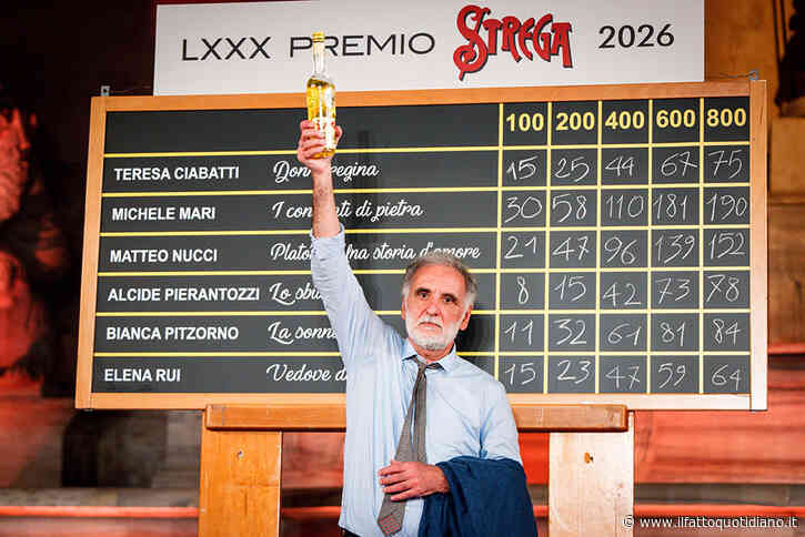 Premio Strega 2026, vince Michele Mari nonostante le polemiche per le frasi su Murgia: “Non so sorridere, mi verrebbe fuori un ghigno. Sono emozionato e contento, ringrazio i lettori”