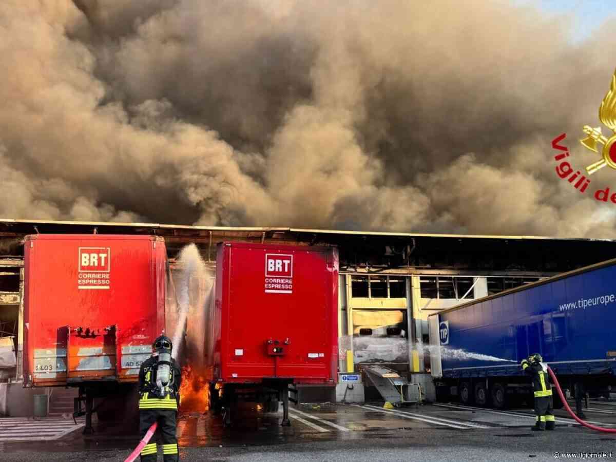 "Tenete le finestre chiuse" l'avviso del Comune dopo l'incendio alla BRT