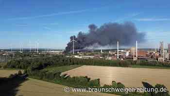 Brand auf Schrottplatz der Salzgitter AG: Rauchwolke noch immer sichtbar