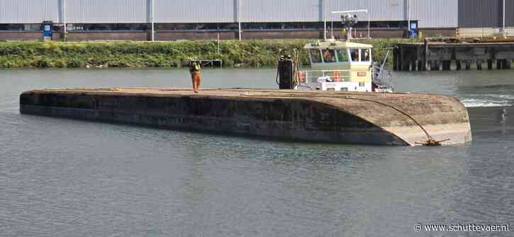 Duwbak slaat om in Wilhelminahaven in Schiedam