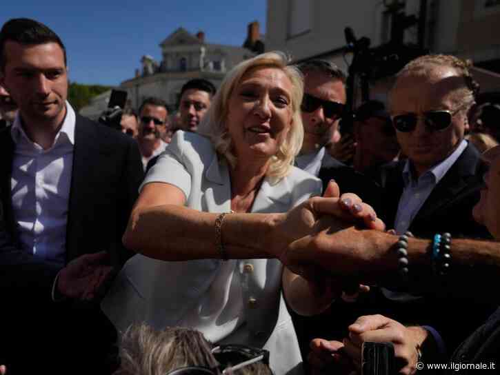 Marine, bagno di folla e slogan rubato a Macron