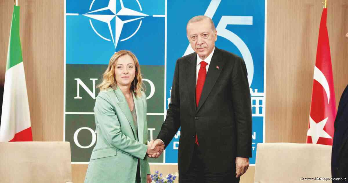 Meloni e gli altri leader si prendono il regalino di Erdogan: una pistola con le iniziali e il kit dei proiettili