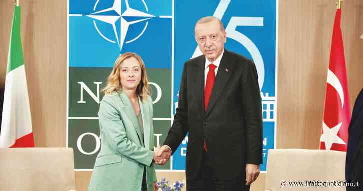 Meloni e gli altri leader si prendono il regalino di Erdogan: una pistola con le iniziali e il kit dei proiettili