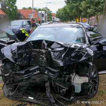 112 Nieuws: Auto knalt tegen boom in Enschede | Opnieuw autobrand Deventer