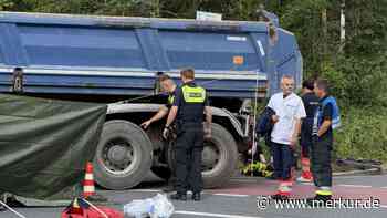 Schwerer Unfall zwischen Lkw und Radfahrerin: Frau stirbt noch an Unfallstelle