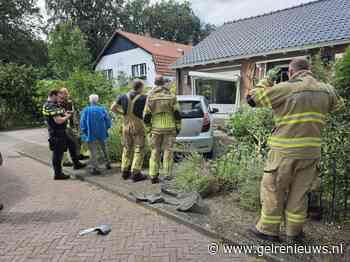 Auto rijdt woning binnen, bestuurder gewond
