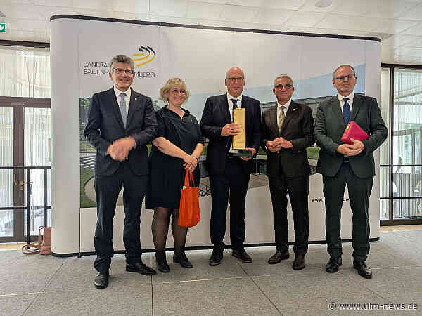 Landtag in Stuttgart begrüßt neuen Beauftragten der evangelischen Landeskirchen bei Landtag und Landesregierung - Innenminister Hagel würdigt die Kirche als eigene Stimme - Modell des Ulmer Münsters für den Theologen aus Baden