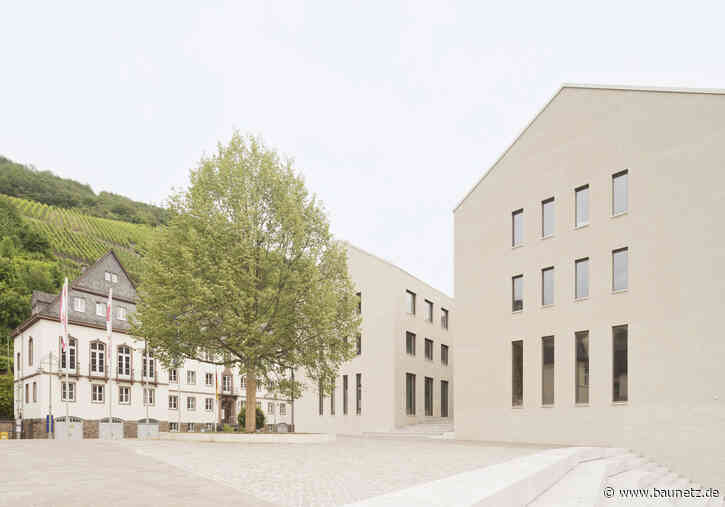 Besenstrich am Moselufer - Rathaus in Zell von wittfoht architekten