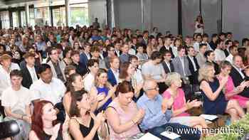 555 Schüler erhalten Abitur in Fürstenfeldbruck – OB mit legendärem Satz