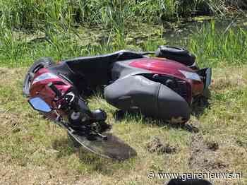 Scooter en auto botsen op kruising