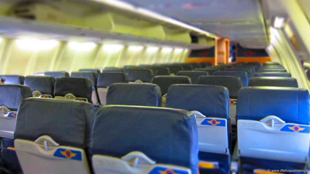 “Non scenderete dall’aereo più velocemente alzandovi 0,001 secondi dopo che si spegne il segnale delle cinture di sicurezza”: compagnia aerea prende in giro i passeggeri (che non la prendono bene)