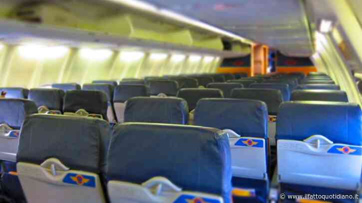 “Non scenderete dall’aereo più velocemente alzandovi 0,001 secondi dopo che si spegne il segnale delle cinture di sicurezza”: compagnia aerea prende in giro i passeggeri (che non la prendono bene)