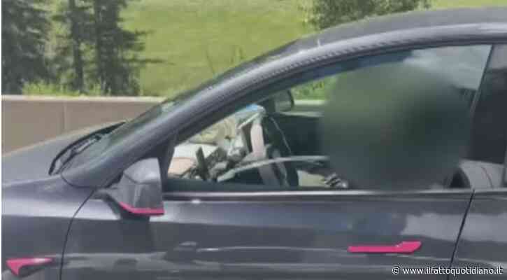Tesla lanciata a 100 all’ora in autostrada mentre la donna al volante dorme con accanto due bambini: il video choc riaccende il caso Autopilot