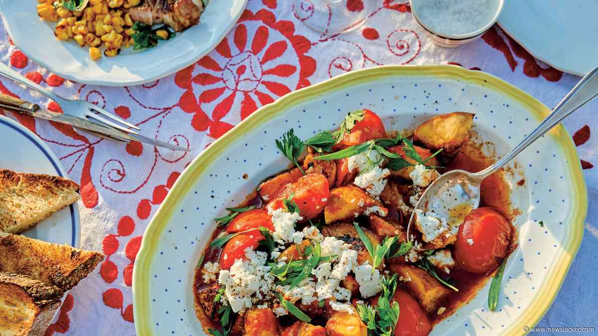 Zo maak je deze heerlijke tomatensalade op je barbecue!