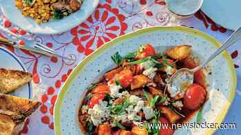 Zo maak je deze heerlijke tomatensalade op je barbecue!